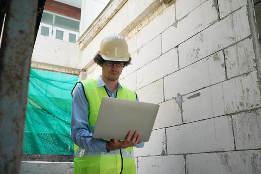 Imagen de supervisor revisando planos
